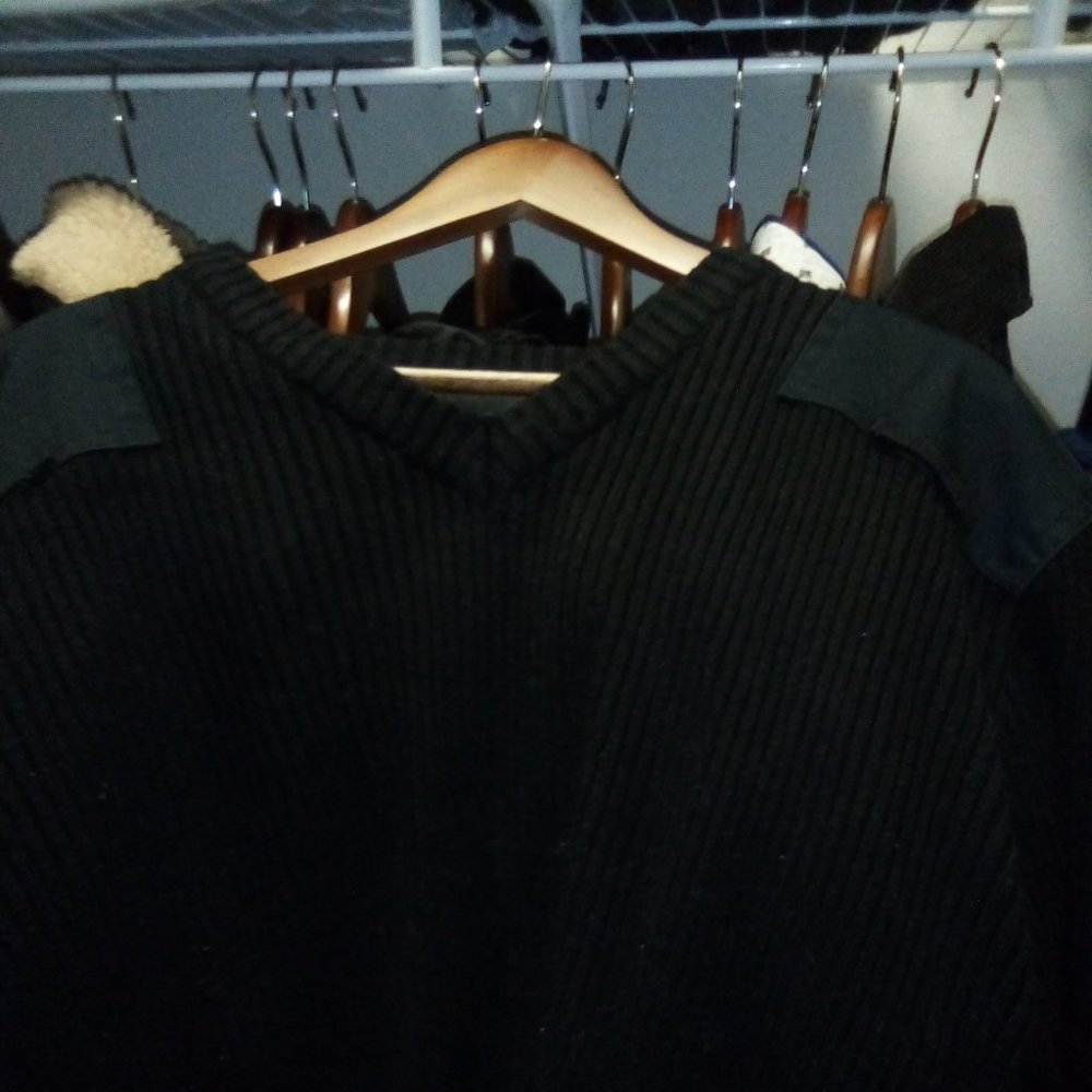 MEN'S XL Black. Commando sweatshirt v neck, Worn in. As is.